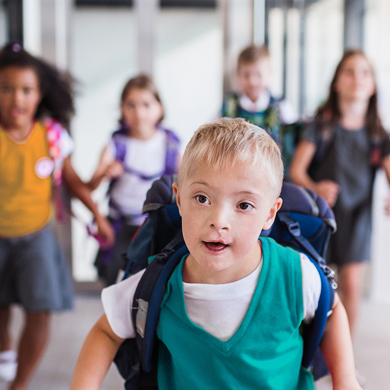 Kinder mit Rucksäcken in einem Schulflur, Projekt: Onlineportal zur Förderung durch das Ministerium für Bildung Rheinland-Pfalz.