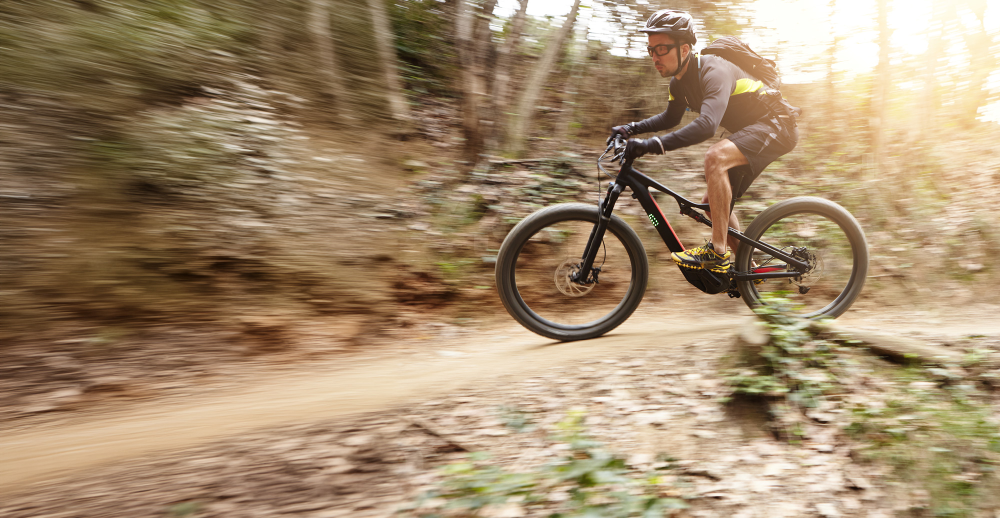 Projekt: BMZ Headerbild – Mann fährt im Wald mit E-Bike