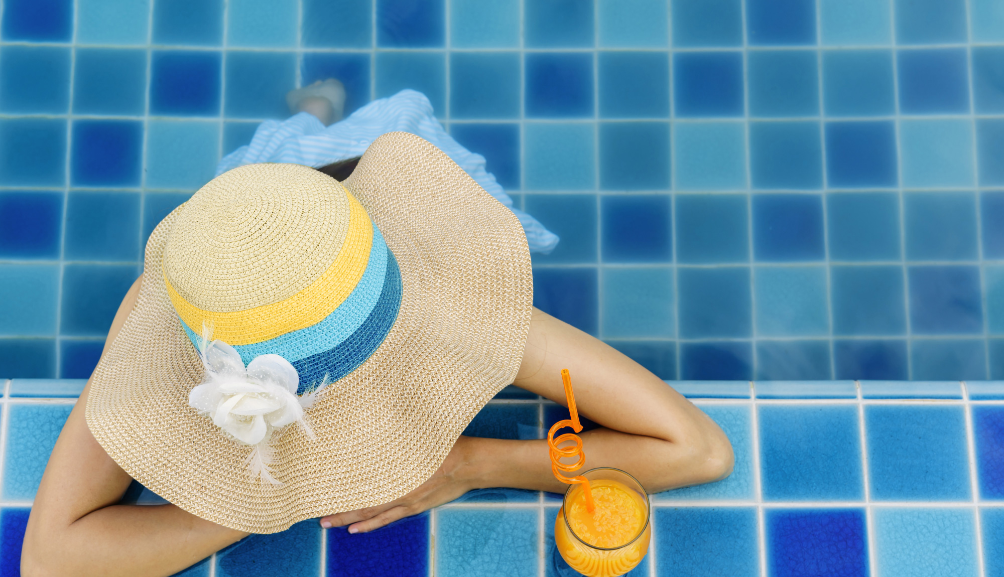 Projekt: vtours Headerbild - Frau mit Hut im Pool